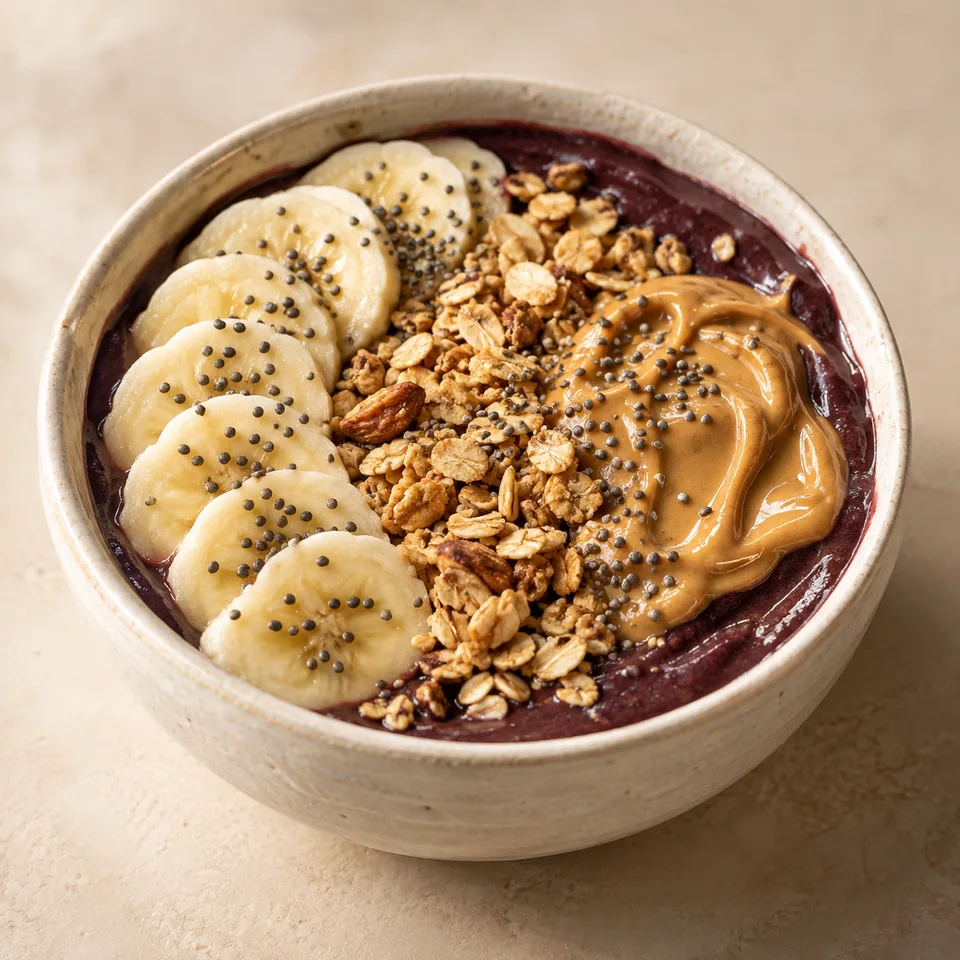 Bowl de açaí Peanut Power con Plátano, Crema de cacahuete, Granola de avena, Chía